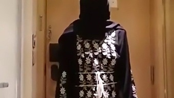 Arab Hijab-Wearing Woman Indulges In Sexual Acts