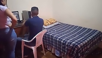 Nevlastná Mama Sa Zapája Do Mojej Hernej Relácie: Tajne Mám Sex So Svojou Nevlastnou Sestrou, Zatiaľ Čo Ona Nás Sleduje. Tesne Sa Vyhýbam Tomu, Aby Ma Chytili