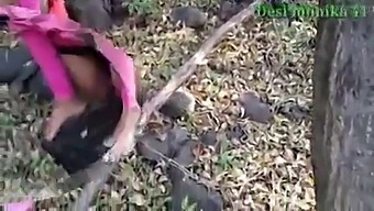 Desi Girlfriend Gets Fucked In The Wild