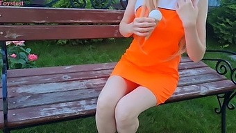 Amatérska Tínedžerka Sa Oddáva Výstrednej Hre S Vibrátorom A Simuluje Orálne Potešenie S Hračkou Zo Zmrzliny