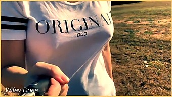 Esposa Mostra Seus Seios Nus Em Um Campo De Golfe