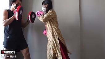 Uma Estudante Asiática Pequena Mostra Suas Habilidades De Boxe