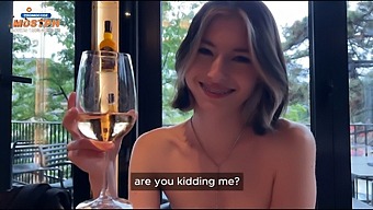 Mladá Žena Sa Zapája Do Drsného Sexu S Bohatým Mužom Na Ich Prvom Rande