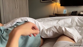Ranné Prekvapenie Sa Zmení Na Horúce Stretnutie V Hotelovej Izbe