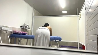 Latinská Sestrička Sa V Kancelárii Zblázni S Naolejovaným Pacientom
